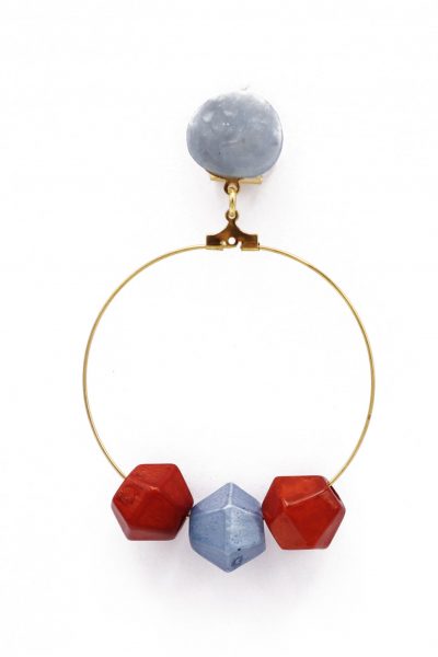 Pendiente de flamenca aro mediano piedras nácar color azul azafata y rojo