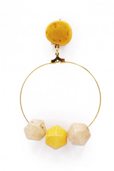 Pendiente de flamenca aro mediano piedras nácar color mostaza y beige