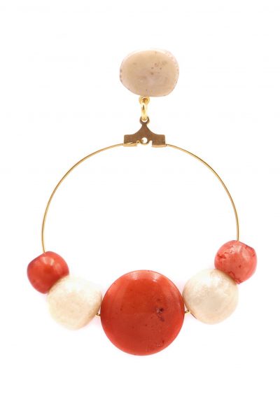 Pendiente de flamenca aro pequeño piedras nácar acuarela color beige y coral