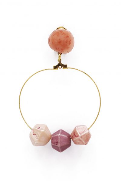 Pendiente de flamenca aro mediano piedras nácar color rosa bebé y malva