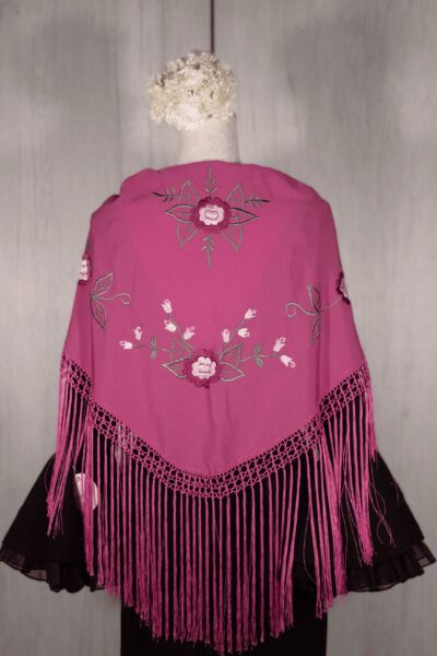 Mantón rosa fucsia bordado en multicolor