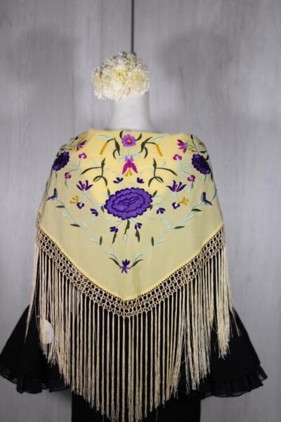 Mantón vainilla bordado en tonos morados y multicolor
