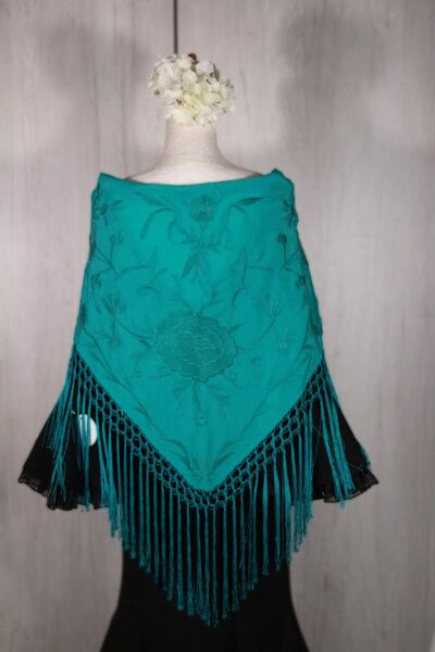 Mantón aguamarina bordado en el mismo color