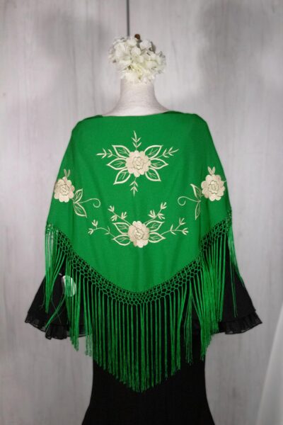 Mantón verde Andalucía bordado en tonos beige