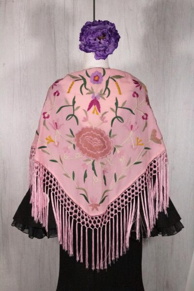 Mantón rosa bebé bordado en multicolor