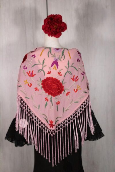 Mantón rosa bebé bordado en multicolor