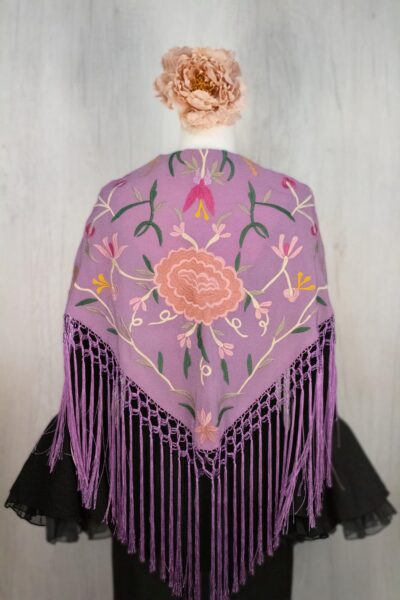 Mantón malva bordado en maquillaje y multicolor