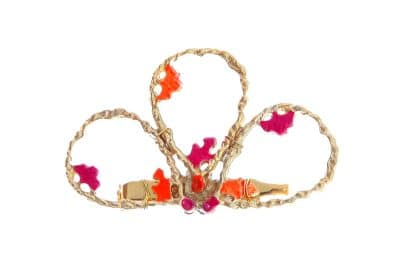 Broche dorado pintado en rosa y naranja