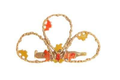 Broche dorado pintado en naranja y amarillo
