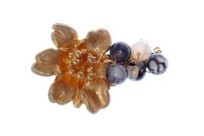 Broche dorado de flor con bolas de piedra Ágata en blanco y negro