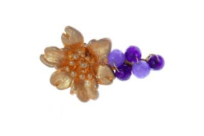 Broche dorado de flor con bolas de piedra Ágata en tonos lilas