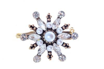 Broche de estrella con apliques de cristal