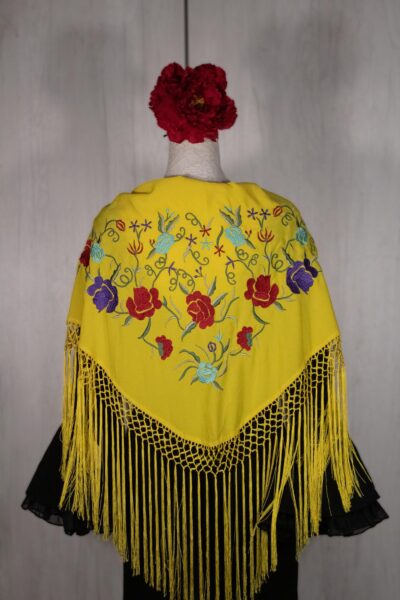 Mantón amarillo bordado en tono multicolor