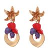 Pendientes de lágrima de oro con pétalos en colores rojo y morado con cabezal de flor
