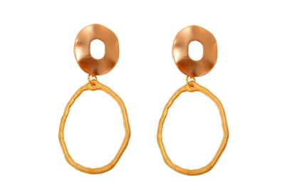 Pendientes dorados de aro ovalado con fornitura circular