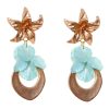 Pendientes de lágrima de oro con pétalos en color verde jabonoso con cabezal de flor