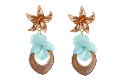 Pendientes de lágrima de oro con pétalos en color verde jabonoso con cabezal de flor