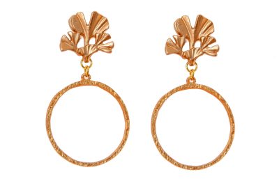 Pendientes dorados de aro fino con cabezal de hojas