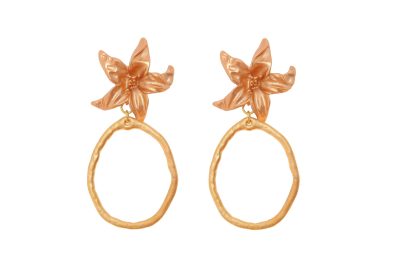 Pendientes dorados de aro ovalado con cabezal de flor