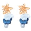 Pendientes de pétalos y piedras nácar en tonos azules con cabezal de flor