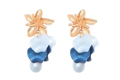 Pendientes de pétalos y piedras nácar en tonos azules con cabezal de flor