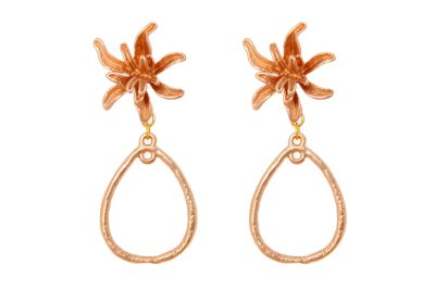 Pendientes dorados de aro ovalado con cabezal de flor