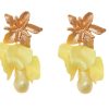 Pendientes de pétalos y piedras en color amarillo con cabezal de flor