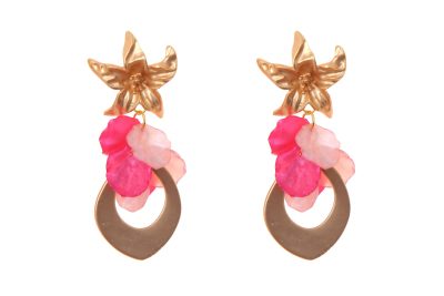Pendientes de lágrima de oro con pétalos en tonalidades rosas con cabezal de flor