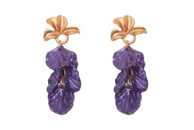 Pendientes de pétalos en color morado con cabezal en forma de hojas