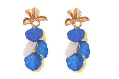 Pendientes de pétalos azules, amarillos y blancos con cabezal en forma de hojas