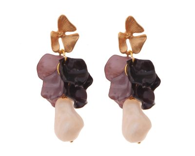 Pendientes de pétalos y piedras nácar en blanco y negro con cabezal de hojas