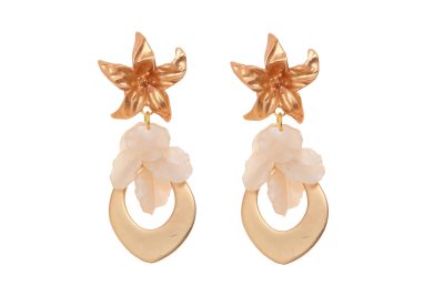 Pendientes de lágrima de oro con pétalos en color beige con cabezal de flor