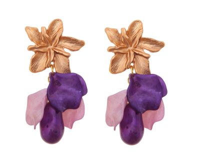 Pendientes de pétalos y piedras nácar en tonos violáceos con cabezal de flor