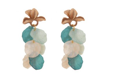 Pendientes de pétalos en tonos verdes y beige con cabezal en forma de hojas