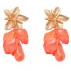 Pendientes de pétalos y piedras nácar en color naranja con cabezal de flor
