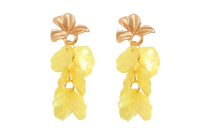 Pendientes de pétalos en color amarillo con cabezal en forma de hojas