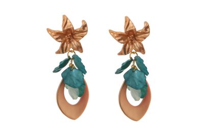 Pendientes de lágrima de oro con pétalos en tonos verdes con cabezal de flor