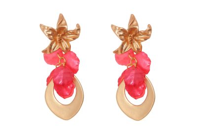Pendientes de lágrima de oro con pétalos en color coral con cabezal de flor