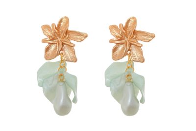 Pendientes de pétalos y piedras nácar verde jabonoso con cabezal de flor