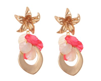 Pendientes de lágrima de oro con pétalos en color rosa y beige con cabezal de flor