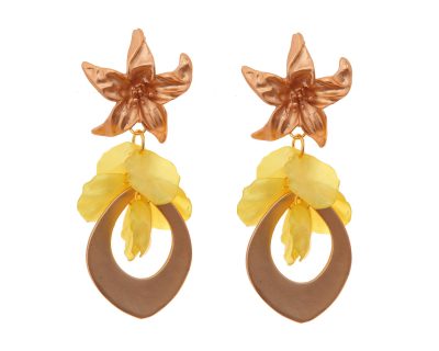 Pendientes de lágrima de oro con pétalos en color amarillo con cabezal de flor