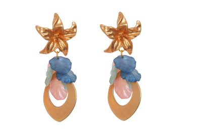 Pendientes de lágrima de oro con pétalos en colores azul, rosa y verde jabonoso con cabezal de flor