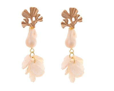 Pendientes de pétalos y piedras nácar en color beige con cabezal de hojas