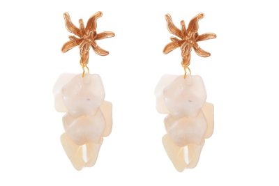 Pendientes de pétalos en color beige con cabezal de hojas