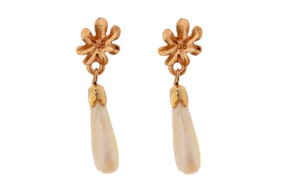 Pendiente lágrima beige con cabezal de flor pequeña