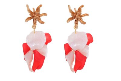 Pendientes de pétalos en colores beige y rojo con cabezal de hojas
