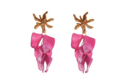 Pendientes de pétalos en color buganvilla con cabezal de hojas