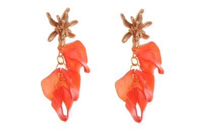 Pendientes de pétalos en color coral con cabezal de hojas