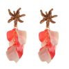 Pendientes de pétalos en colores beige y coral con cabezal de hojas
