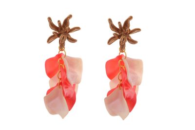 Pendientes de pétalos en colores beige y coral con cabezal de hojas